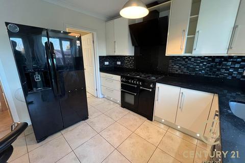 3 bedroom semi-detached house to rent, Oxford Avenue, HAYES UB3