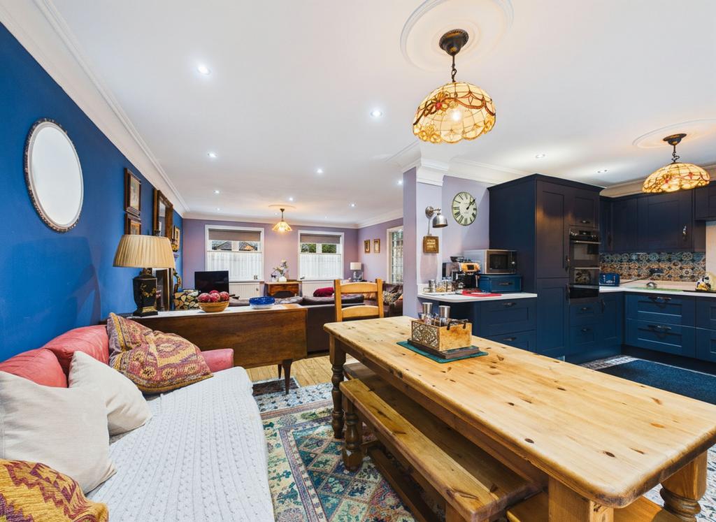 Lounge/Dining Room
