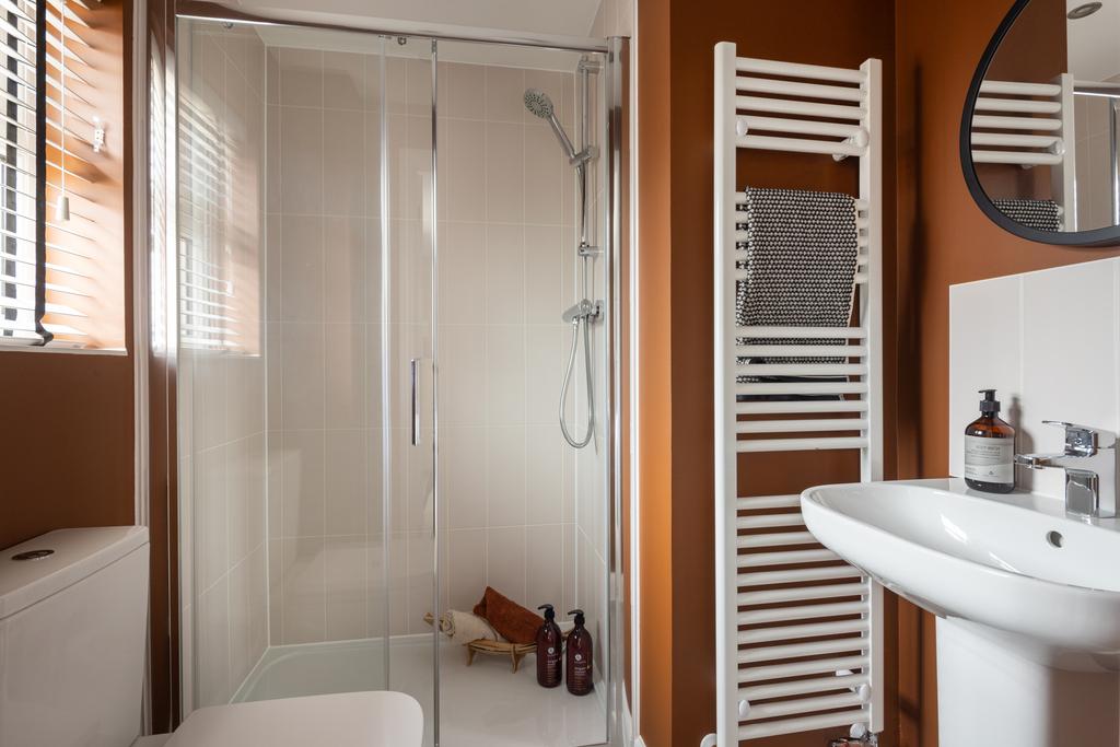 Internal shot of the en suite to main bedroom...