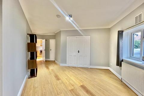1 bedroom apartment to rent, Ellington Road, Hounslow TW3