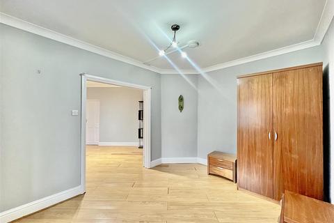 1 bedroom apartment to rent, Ellington Road, Hounslow TW3