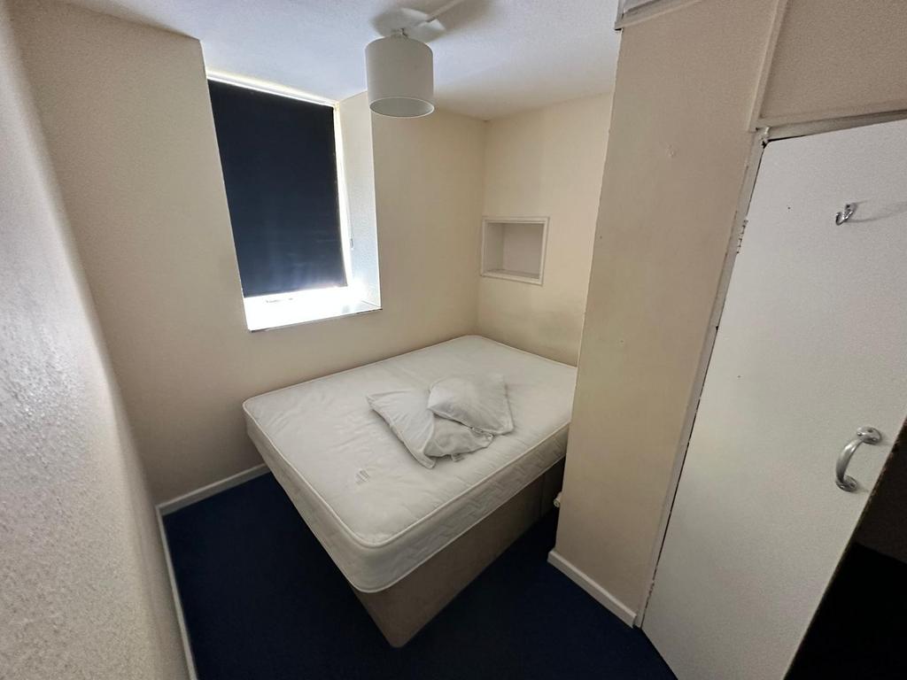 Compact single bedroom with a comfortable mattr...