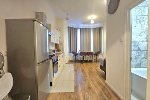 2 bedroom flat to rent, Buckley Road, London