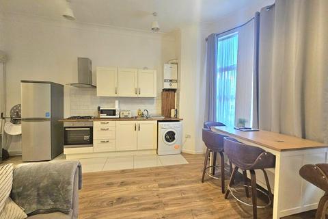 2 bedroom flat to rent, Buckley Road, London