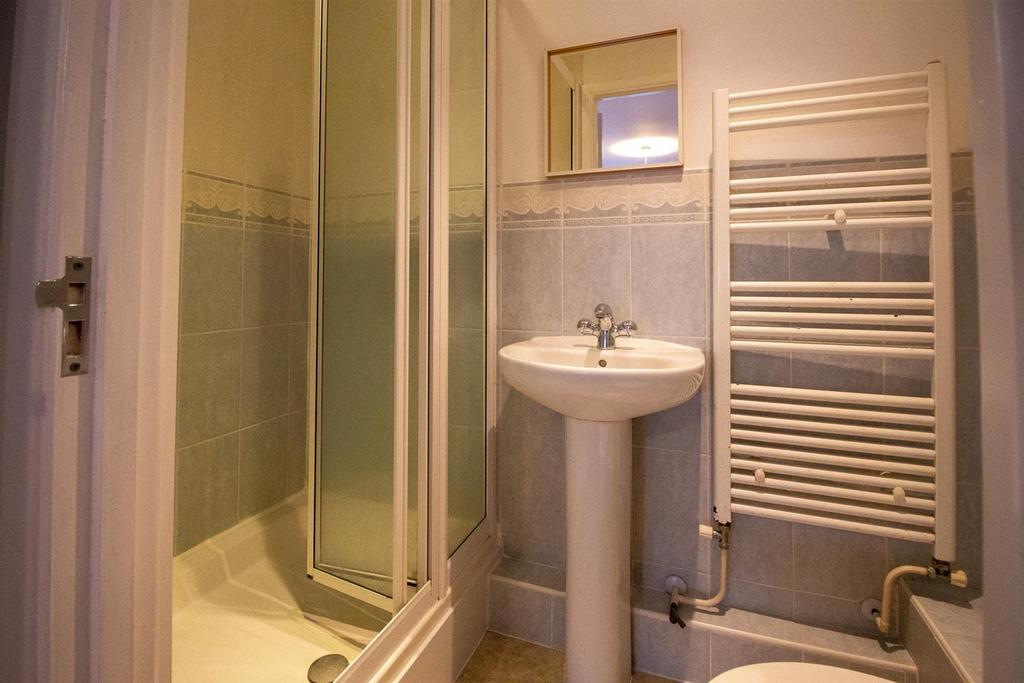 17 Kings Gate - Ensuite.jpg