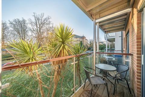 2 bedroom flat to rent, Highfield Close, London SE13