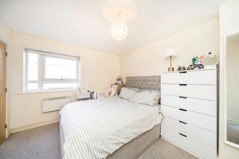 2 bedroom flat to rent, Highfield Close, London SE13