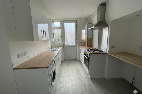 2 bedroom maisonette to rent, Orchid Road, London, N14
