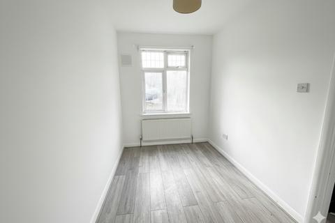 2 bedroom maisonette to rent, Orchid Road, London, N14