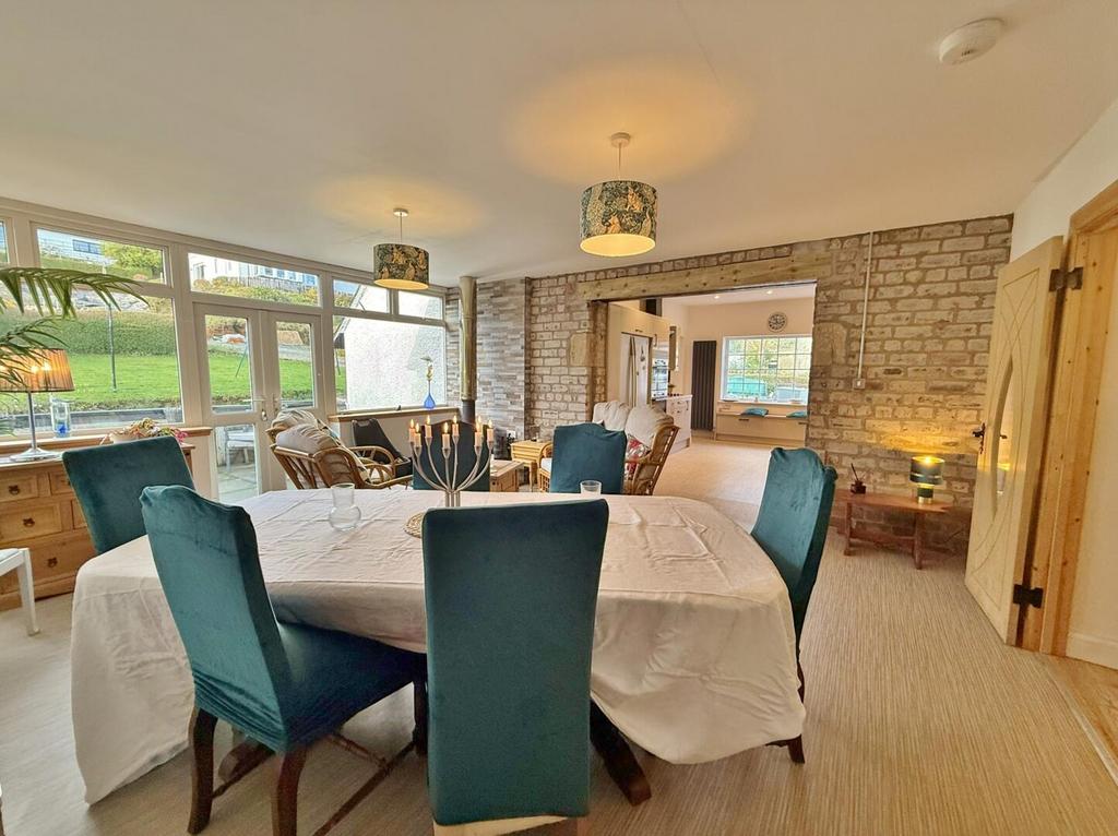 Dining area to kitchen