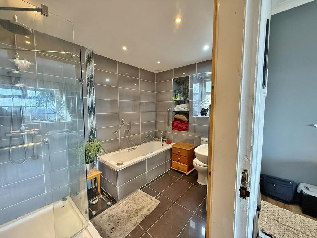 En-suite bathroom bedroom 1