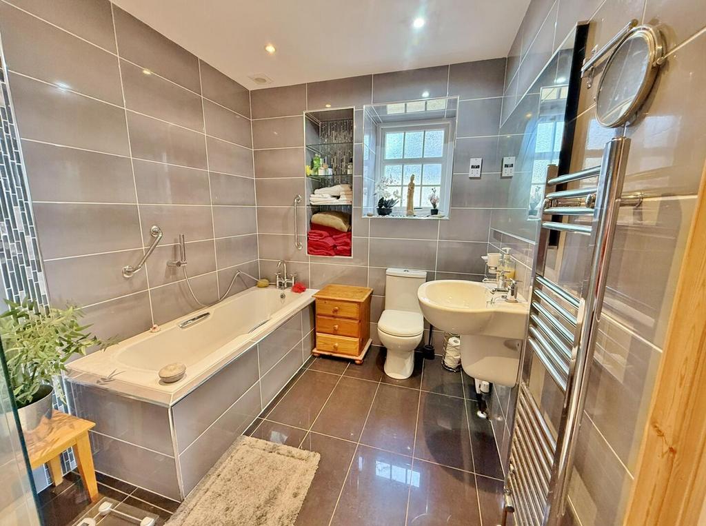 En-suite bathroom bedroom 1