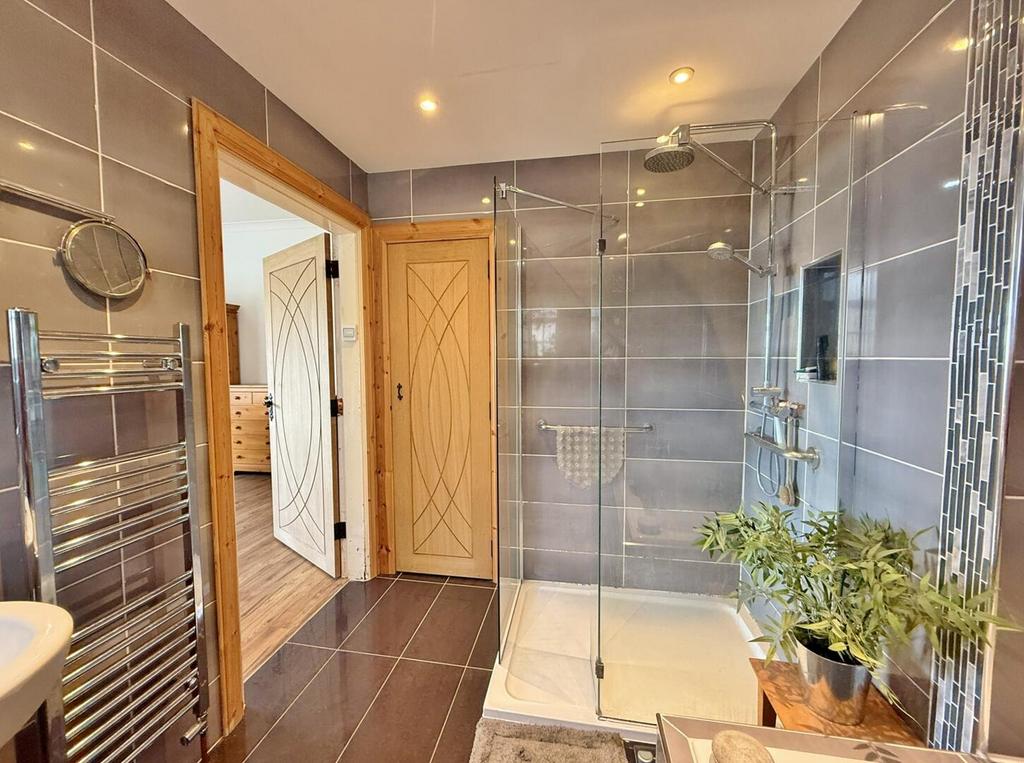 En-suite bathroom bedroom 1