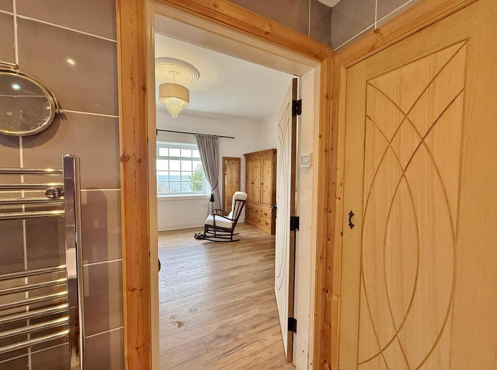 En-suite bathroom bedroom 1