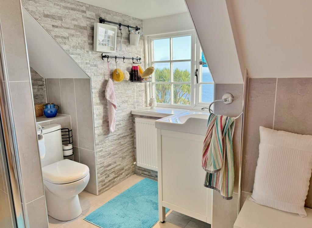 En-suite shower room 3