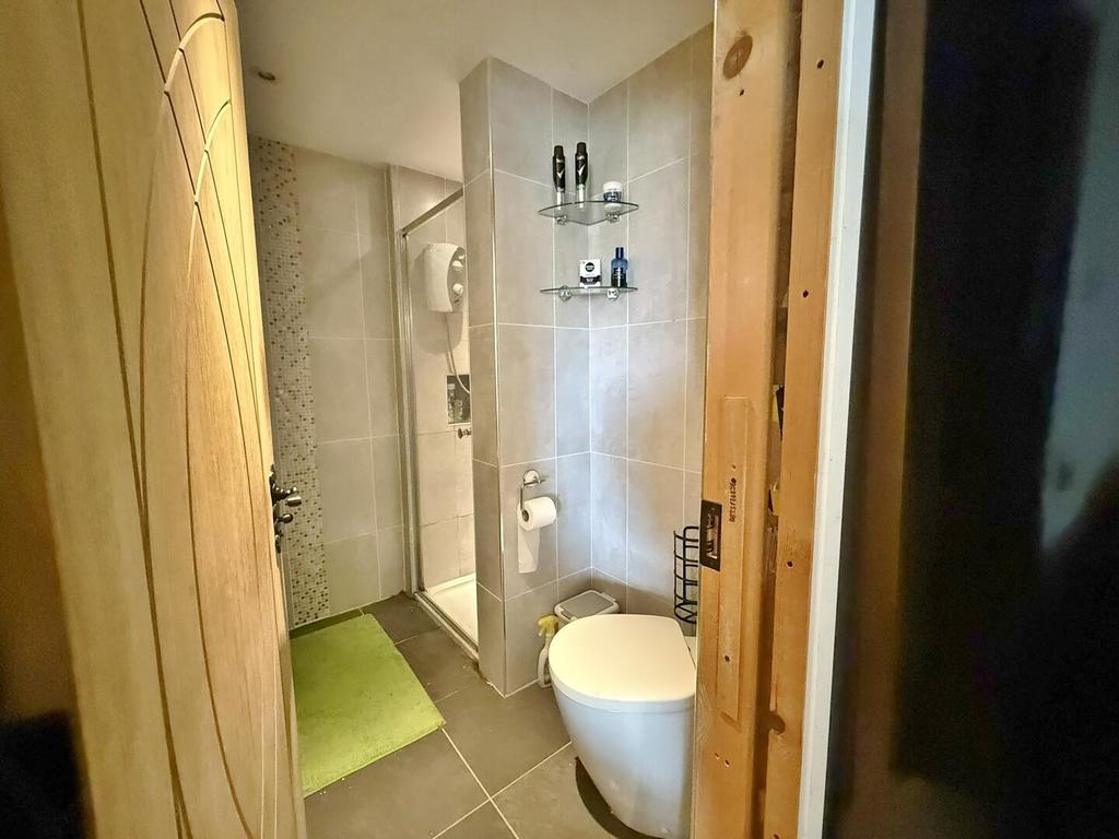 En-suite shower bedroom 4