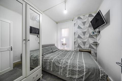 2 bedroom maisonette to rent, Mersham Road, Thornton Heath, CR7