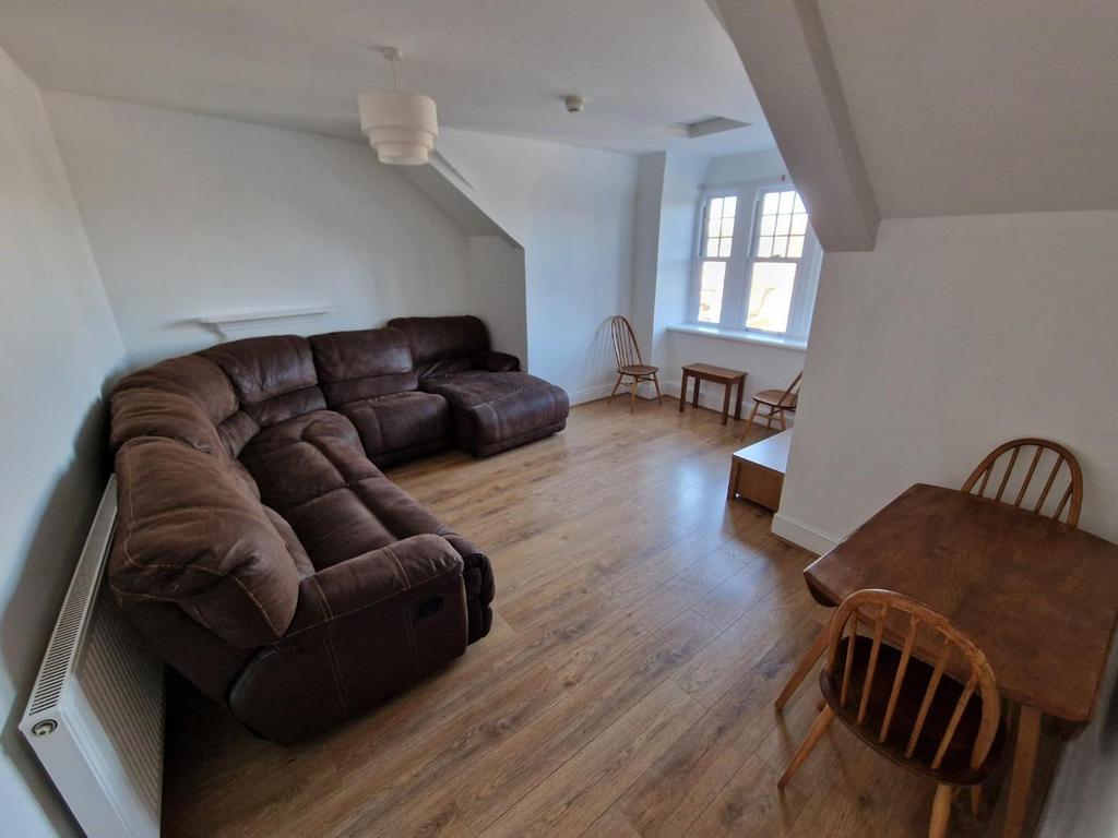 Living Room - 1.jpg