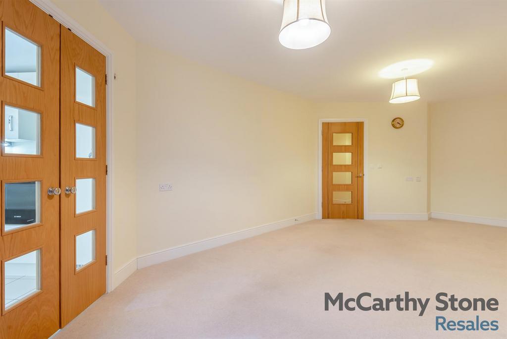 8673405-interior10.jpg