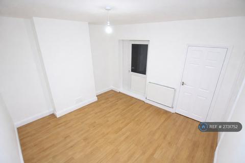 3 bedroom terraced house to rent, Luton High Street, Chatham, ME5