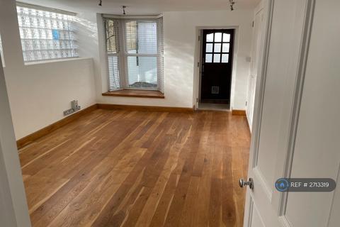 2 bedroom flat to rent, Studio Mews, Addlestone, KT15