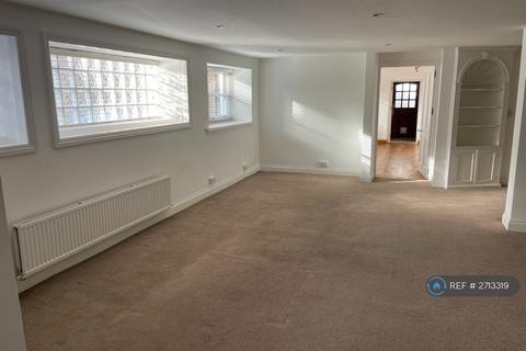 2 bedroom flat to rent, Studio Mews, Addlestone, KT15