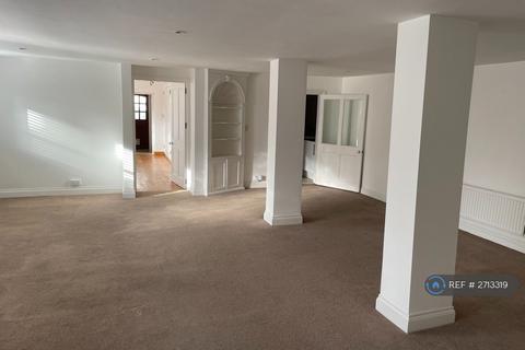 2 bedroom flat to rent, Studio Mews, Addlestone, KT15