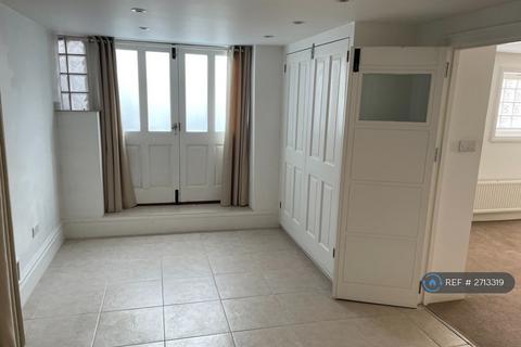 2 bedroom flat to rent, Studio Mews, Addlestone, KT15
