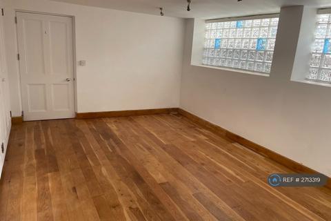 2 bedroom flat to rent, Studio Mews, Addlestone, KT15