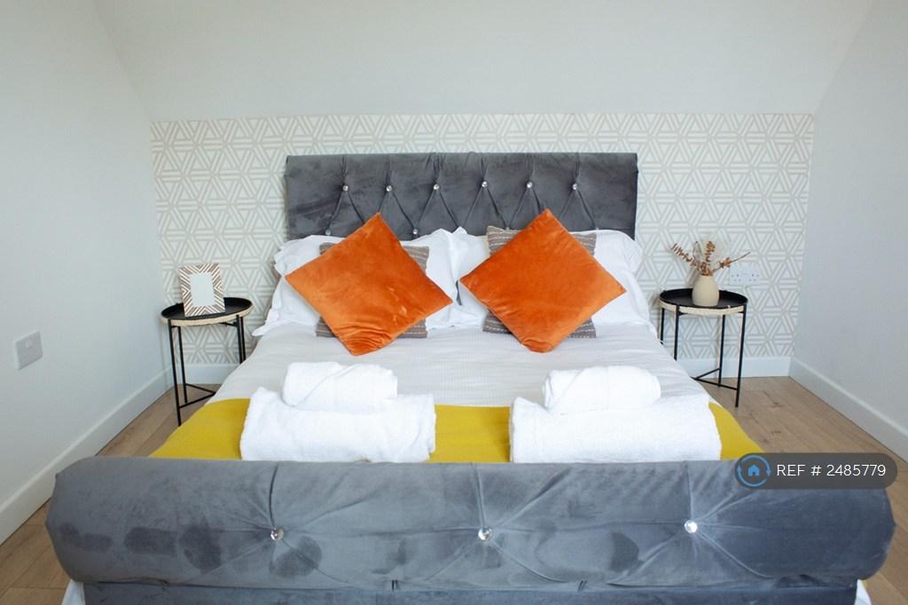 Spacious Double Bedroom By Mesh Accommodation
