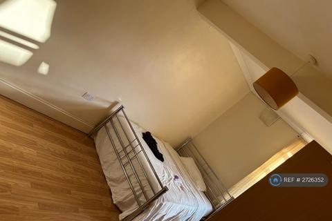 1 bedroom in a flat share to rent, Hereford Road, Notting Hill, W2