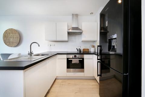2 bedroom flat for sale, Queenstown Road, London
