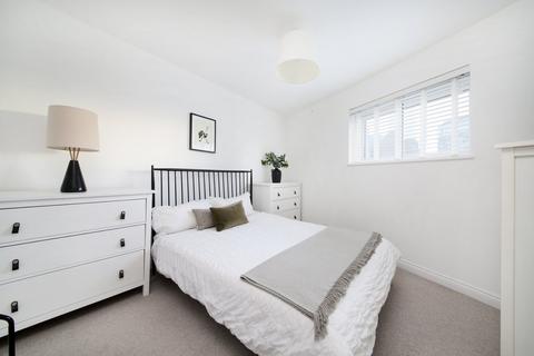 2 bedroom flat for sale, Queenstown Road, London