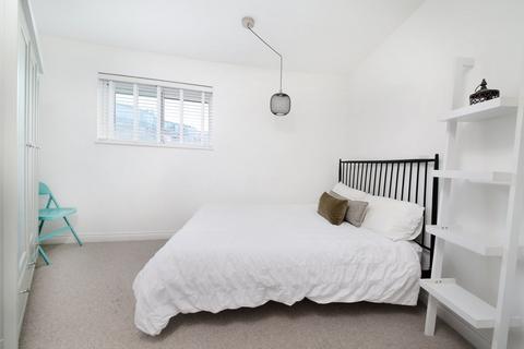 2 bedroom flat for sale, Queenstown Road, London