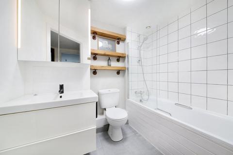 2 bedroom flat for sale, Queenstown Road, London