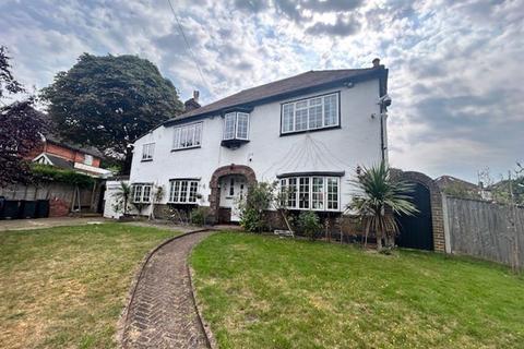 4 bedroom detached house to rent, Sanderstead Hill, South Croydon