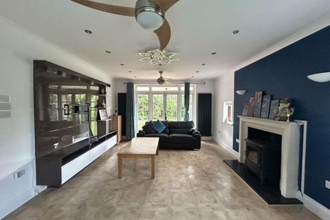 4 bedroom detached house to rent, Sanderstead Hill, South Croydon