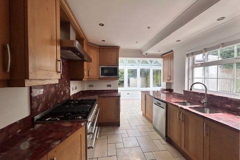 4 bedroom detached house to rent, Sanderstead Hill, South Croydon