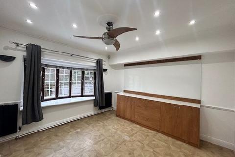 4 bedroom detached house to rent, Sanderstead Hill, South Croydon