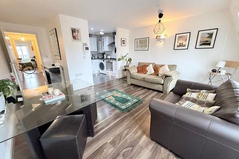 2 bedroom apartment to rent, Queens Road, London