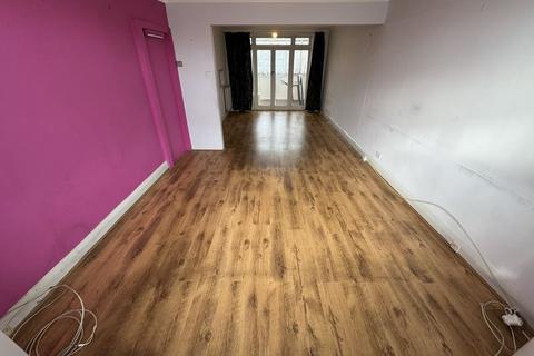 3 bedroom terraced house for sale, The Fairway, Northolt