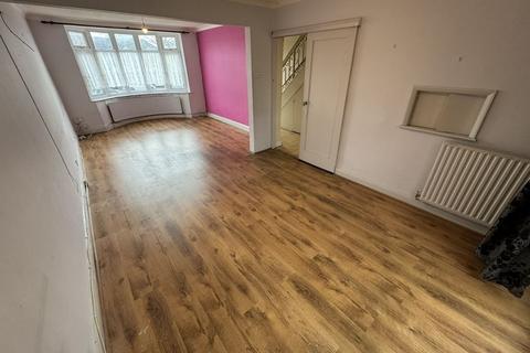 3 bedroom terraced house for sale, The Fairway, Northolt