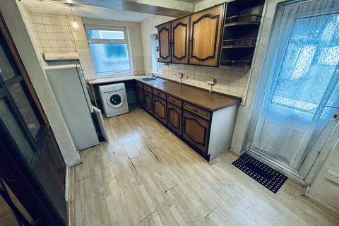 3 bedroom semi-detached house for sale, Islip Manor Road, Northolt