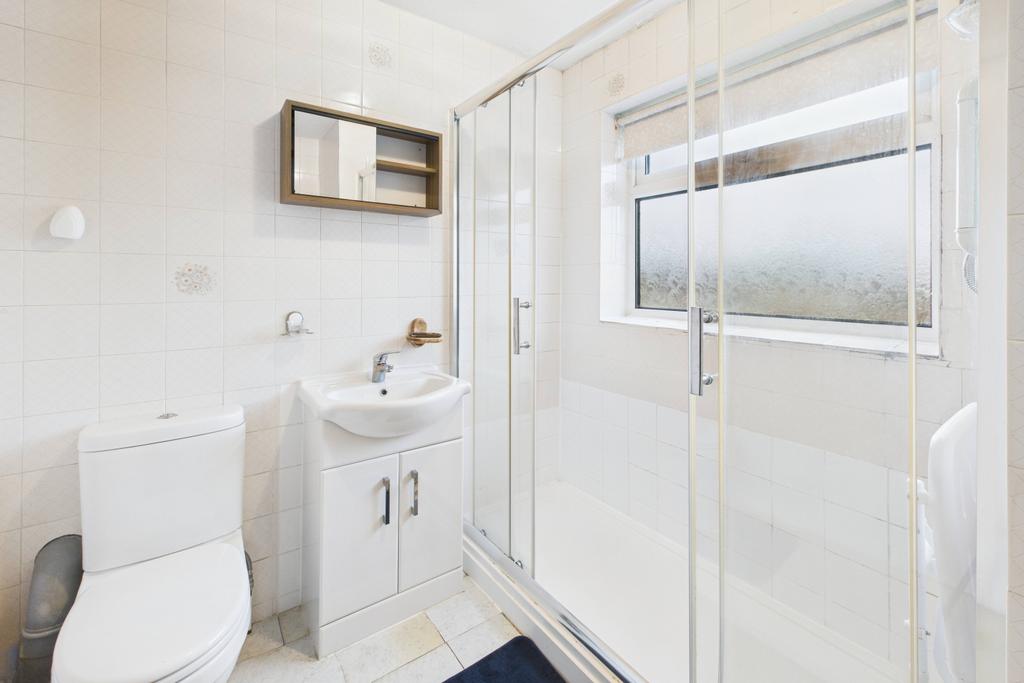 Ewe Move Spalding -  Cathedral Drive - Bathroom