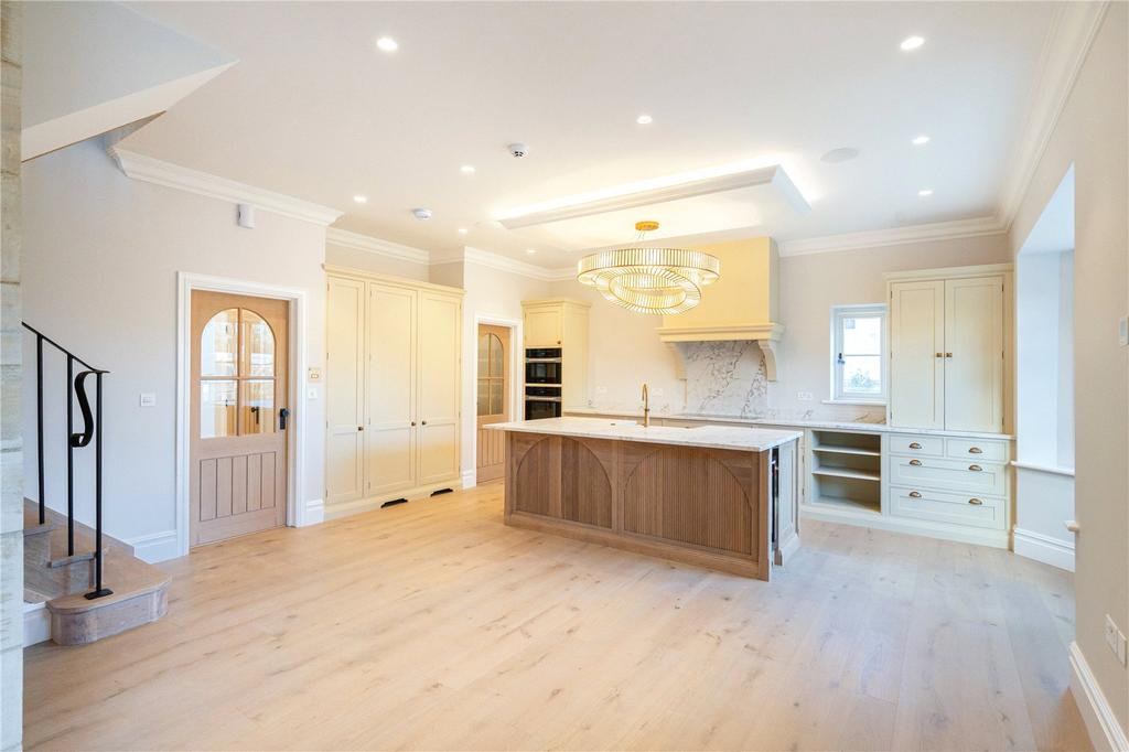 Kitchen & Dining