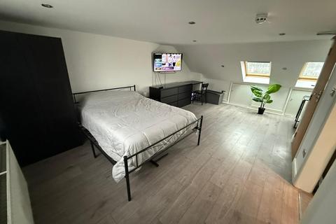 Studio to rent, Leaver Gardens, Western Avenue, Greenford