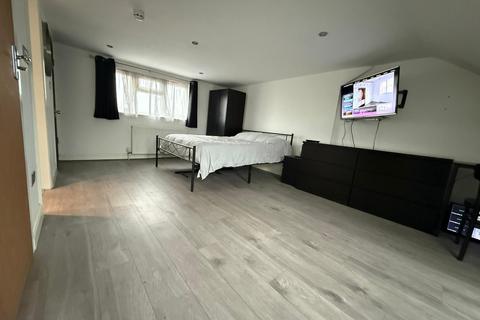 Studio to rent, Leaver Gardens, Western Avenue, Greenford