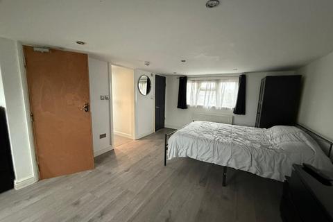 Studio to rent, Leaver Gardens, Western Avenue, Greenford