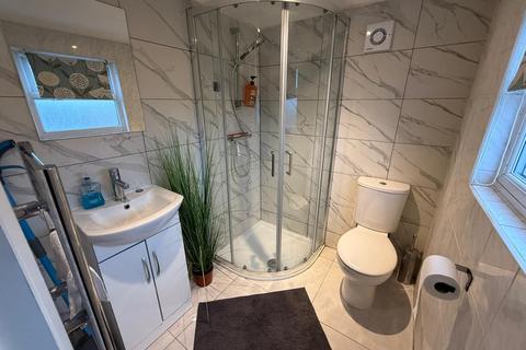 Studio to rent, Leaver Gardens, Western Avenue, Greenford
