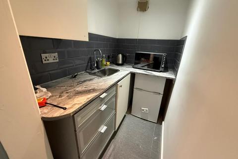 Studio to rent, Leaver Gardens, Western Avenue, Greenford